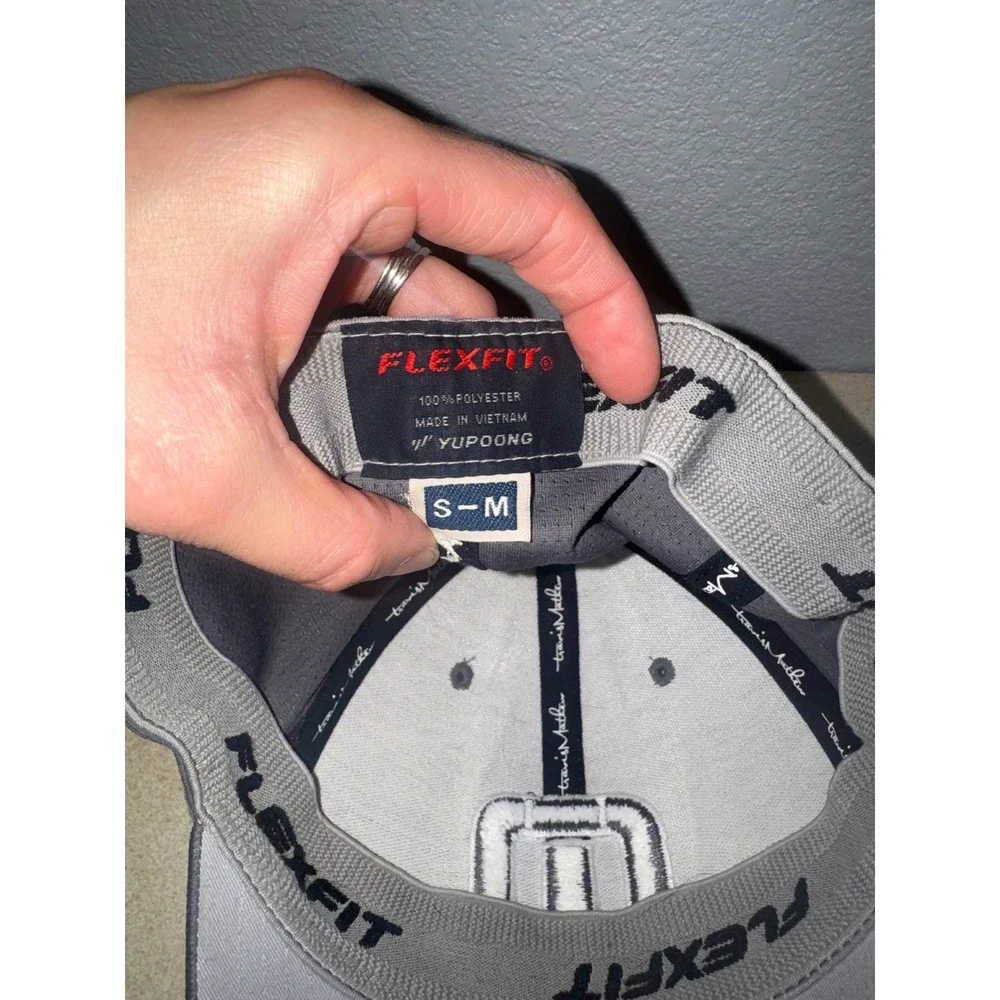 TravisMathew Gray Flexfit Baseball Cap Small/Medium embroidered‎ Logo Golf - Picture 5 of 5